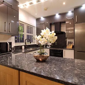 2 Bed House, Office, Wi-fi, Free Parking Belfast